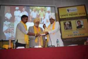 Solanki Ji Receiving Purusharth Award