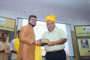 Anoop Khanna Celebrating Purusharth Award