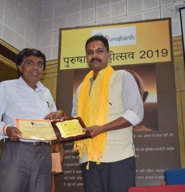Laxmi Chandra receiving Purusharth Award