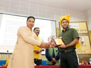 Mr Mayank Chaudhary receiving Purusharth Award